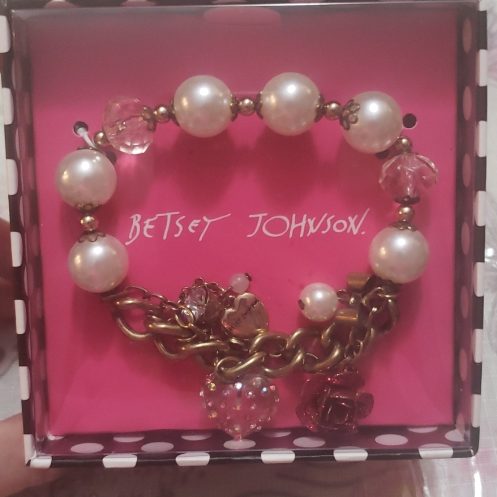 Betsey Johnson Goldtone heart charm bracelet new!